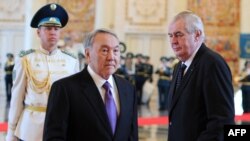 Президент Казахстана Нурсултан Назарбаев приветствует президента Чехии Милоша Земана (cправа) во время встречи в Астане. 24 ноября 2014 года.