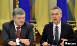 Poroshenko (left) and Stoltenberg