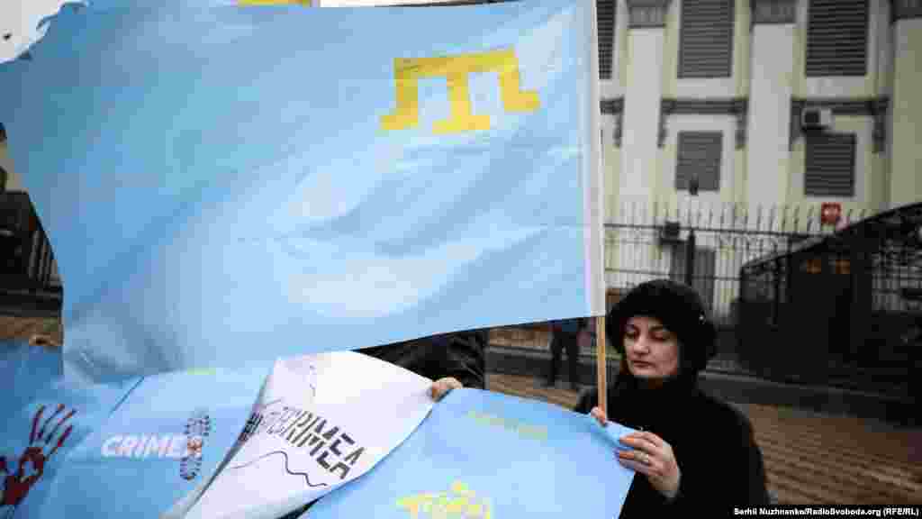 Активисты держали плакаты и флаги крымских татар