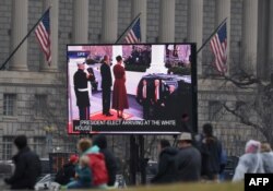 Washington - publicul urmărește sosirea președintelui ales Donald Trump la Casa Albă, 20 ianuarie, 2017.