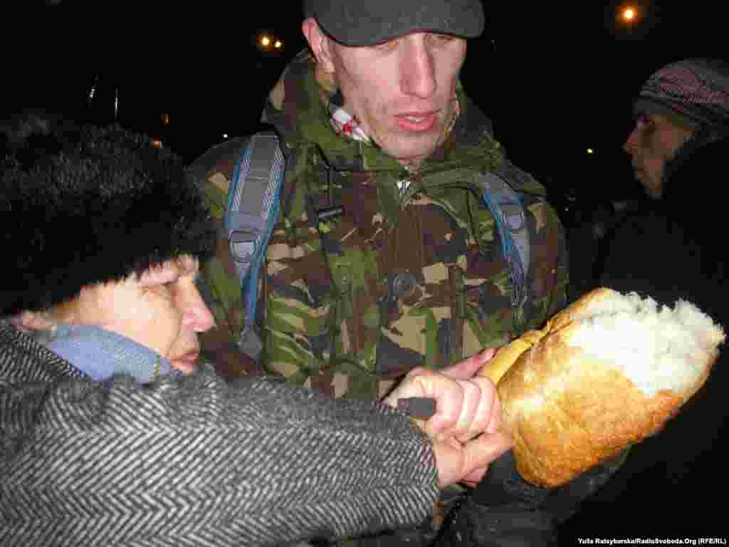 Після жалобної церемонії та молебню учасники розламали символічний хліб, спечений активістами акції