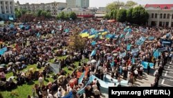 2006 рiк. На головній площі Сімферополя збираються тисячі людей