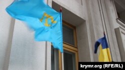 Прапор кримських татар є полотном небесного кольору із зображеним на ньому знаком – тамгою – золотистого кольору