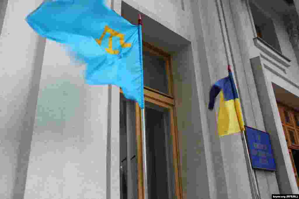Крымскотатарский флаг в честь Дня крымскотатарского флага вывесили возле МИД Украины в Киеве. Мероприятия по случаю Дня крымскотатарского флага прошли во многих регионах Украины. 26 июня 2015 года