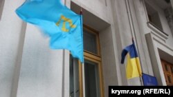 Прапор кримських татар є полотном небесного кольору із зображеним на ньому знаком – тамгою – золотистого кольору