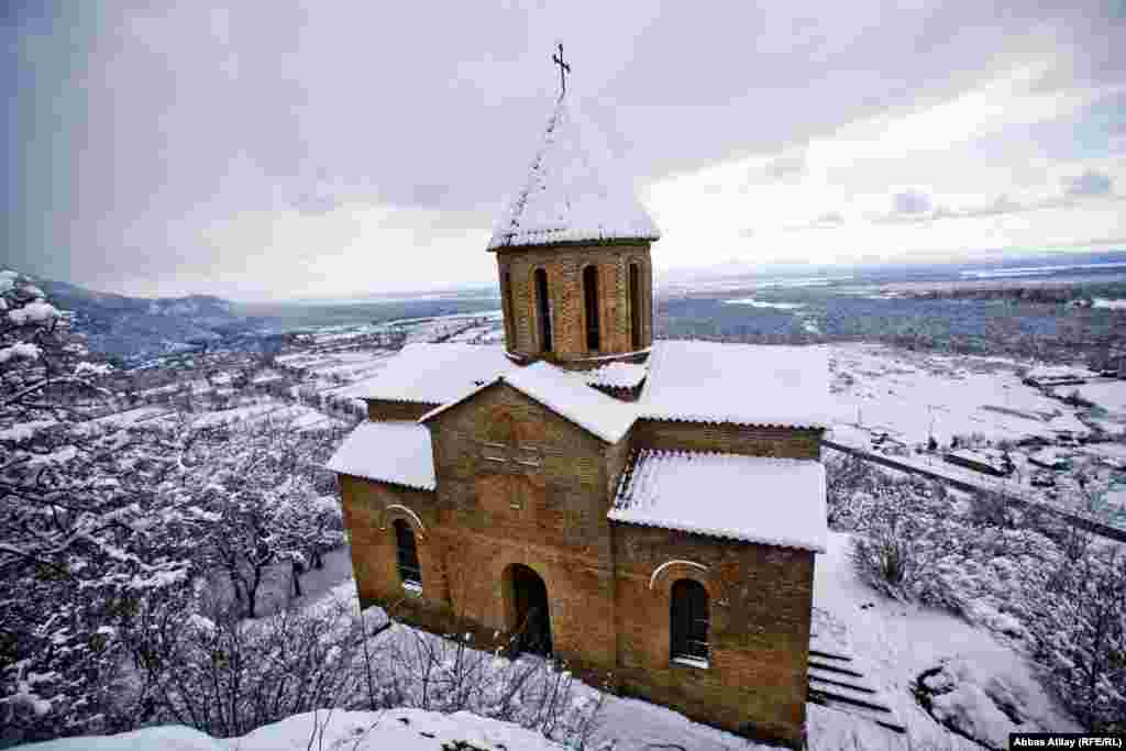 XIX əsrin əvvəllərində Çar Rusiyası tərəfindən bu ərazilərin də daxil olduğu İlisu Sultanlığı işğal edildikdən sonra inperiya tərəfindən xristianlığın yayılması üçün I-III əsrə aid Alban məbədinin qalıqları üzərində bu kilsə inşa edilib və günümüzə qədər öz əzəmətindən heç nə itirməyib.