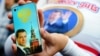 Сторонница Дмитрия Медведева показывает телефон iPhone 4 с его фотографией во время акции на Красной площади. Москва, 14 сентября 2011 года. 