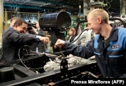 Уга Чавэс на менскім заводзе МАЗ, верасень 2009