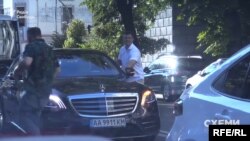 Журналісти помітили, як Тищенко залишив пасажирське сидіння і помінявся місцями з водієм