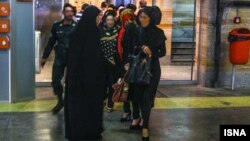 تذکر به زنان در ایران توسط نیروهای گشت ارشاد 