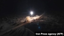 یکی از تصاویر منتشرشده توسط رسانه‌های داخلی ایران از جریان حمله موشکی به پایگاه عین‌الاسد