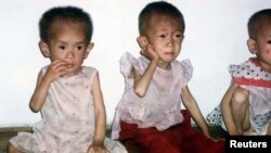 Copiii cu vârste cuprinse între patru și cinci ani ce suferă de malnutriție sunt înfățișați într-o creșă din provincia Kangwon, în timpul foametei din anii '90 din Coreea de Nord.