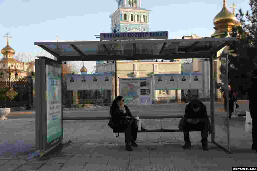 Люди на остановке у православного Успенского собора в районе Мирабадского рынка в Ташкенте. 30 ноября 2016 года.