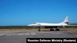 Un bombardier strategic Tu-160 rusesc la aterizarea pe aeroportul venezuelean de la Maiquetia, 10 decembrie 2018