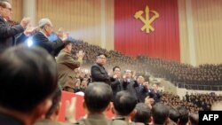 رهبر کره شمالی در وسط تصویر