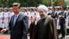 این عکس مربوط به سفر روحانی به چین در سال ۲۰۱۴ است؛ رئیس‌جمهوری چین در کنار رئیس‌جمهوری ایران