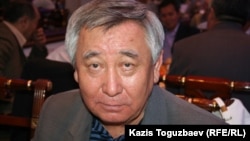 Диссидент Каришал Асанов на памятном мероприятии, проводимом в день рождения одного из лидеров оппозиции Алтынбека Сарсенбаева, убитого в 2006 году. Алматы, 12 сентября 2006 года. 