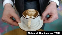 Imaginea președintelui rus Vladimir Putin imprimată pe spumă de cafea, la o cofetărie din Sankt Petersburg, 2018