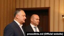 Președintele Igor Dodon (stânga) și ministrul de Interne Pavel Voicu (dreapta)