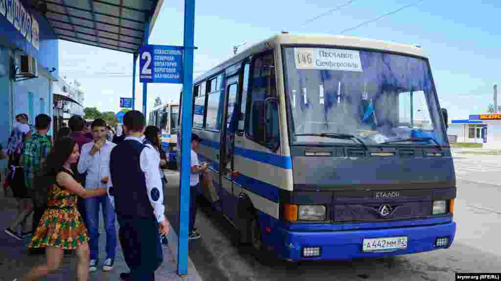 Основними пасажирами рейсових автобусів від автостанції Піщаного стають все ті самі школярі-випускники