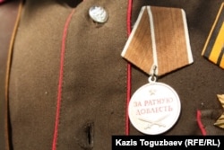 Медаль "За ратную доблесть", которой Григорий Рощин, по его словам, награжден за "разведку" в Украине. Фотография медали сделана в Алматы 17 сентября 2014 года.