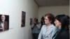 Посол США в Армении Мари Йованович посещает фотовыставку на тему «Свобода прессы: право на получение информации»