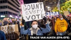 "Посчитать каждый голос!" – лозунг демонстрантов в Филадельфии, Пенсильвания, 4 ноября 2020 