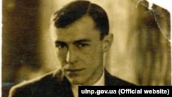 Валер'ян (Валеріян) Підмогильний (1901–1937) – український письменник, перекладач, мислитель. Був розстріляний 3 листопада 1937 року в Сандармосі