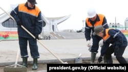 Лукашэнка на суботніку. Ілюстрацыйнае фота