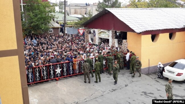 Люди дожидаются у ворот колонии освобождения своих родственников после амнистии. Душанбе, 28 октября 2019 года.