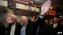 Israeli President Reuven Rivlin (right) and his German counterpart Frank-Walter Steinmeier (left) wave as they visit Jerusalem's Machane Yehuda Market on May 6.