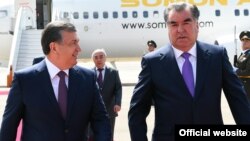 Шавкат Мирзияев (сол жақта) пен Эмомали Рахмон.
