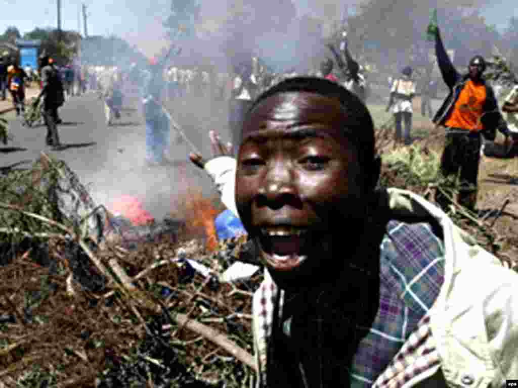 Найробӣ, Кениё, 3 январи 2008 - Дар хушунатҳои баъд аз интихоботии Кениё аллакай беш аз сесад нафар кушта шудаанд.