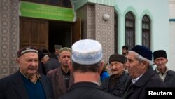 Бахчасарай кырымтатарлары җомга намазыннан соң мәчет янында фикер алыша. 7 март 2014