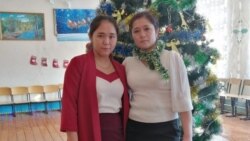 Жадыра Жумалиева (справа) с сестрой Лунарой на новогоднем утреннике в школе в декабре 2019 года.