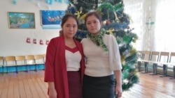 Жадыра Жұмалиева (оң жақта) бауыры Лунарамен бірге мектептегі жаңа жыл мерекелік шарасында. Желтоқсан 2019 жыл.