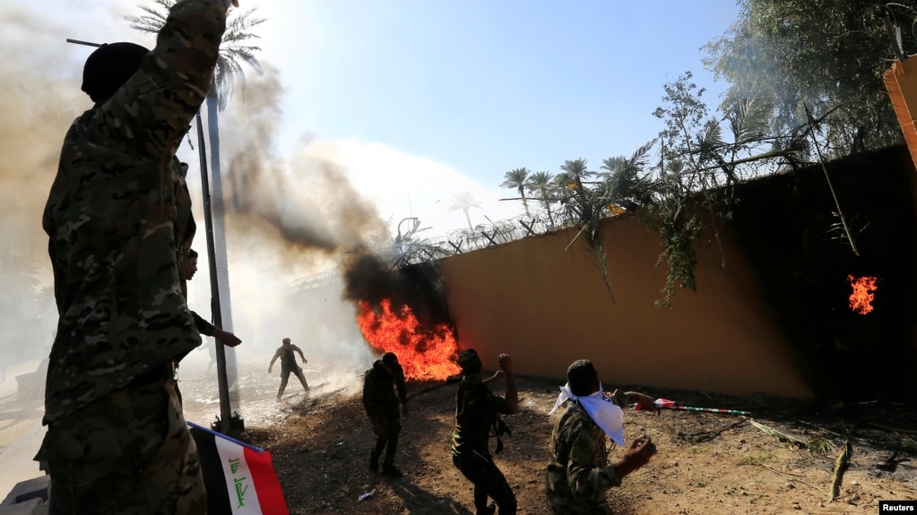 نیروهای شبه‌نظامی نزدیک به ایران دیوار سفارت آمریکا در بغداد را به آتش کشیدند