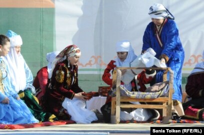 Ашық письки бар қыздардың суреттері Жалаңаш әйелдердің, кискалардың және сиськилердің фотосуреттері