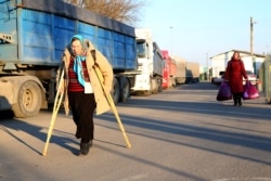 Pensioners at the Uspenka border checkpoint between Russia and separatist-held territory in Urkaine's Donetsk region