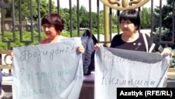 Кыргызские правозащитницы Азиза Абдирасулова (слева) и Толекан Исмаилова.