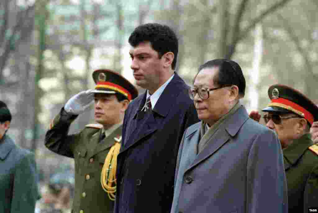 Глава Китая Цзян Цзэминь и Борис Немцов у могилы неизвестного солдата у Кремлевской стены.&nbsp;