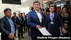 Сооронбай Жээнбеков во время выборов. 15 октября 2017 года.