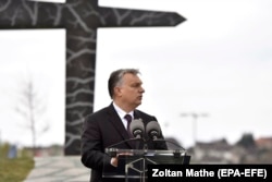 Премьер-министр Венгрии Виктор Орбан выступает на церемонии открытия монумента жертвам Смоленской катастрофы. Будапешт, апрель 2018 года
