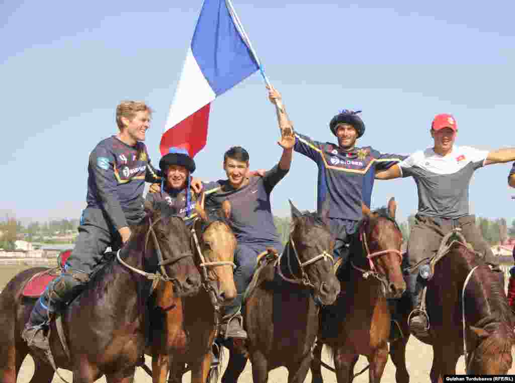 Франциянын көкбөрү боюнча командасынын оюнчулары кыргыз көкбөрүчүлөрү менен.