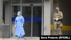 Медик і військовий стоять біля клінічного центру у Подгориці, Чорногорія, 27 березня 2020 року