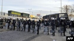 Поліція заблокувала доступ до депо метрополітену в Афінах, де перебували страйкарі, 25 січня 2013 року