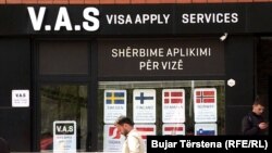 Kosovo je jedina zemlja u regionu kojoj nije odobrena vizna liberalizacija (na fotografiji mesto za apliciranje za vize više evropskih država, Priština)
