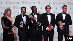 Regjisori Steve McQuin (në mes) me rastin e marrjes së çmimit në ceremoninë BAFTA në Londër