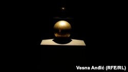 Urna sa posmrtnim ostacima naučnika u Muzeju Nikole Tesle