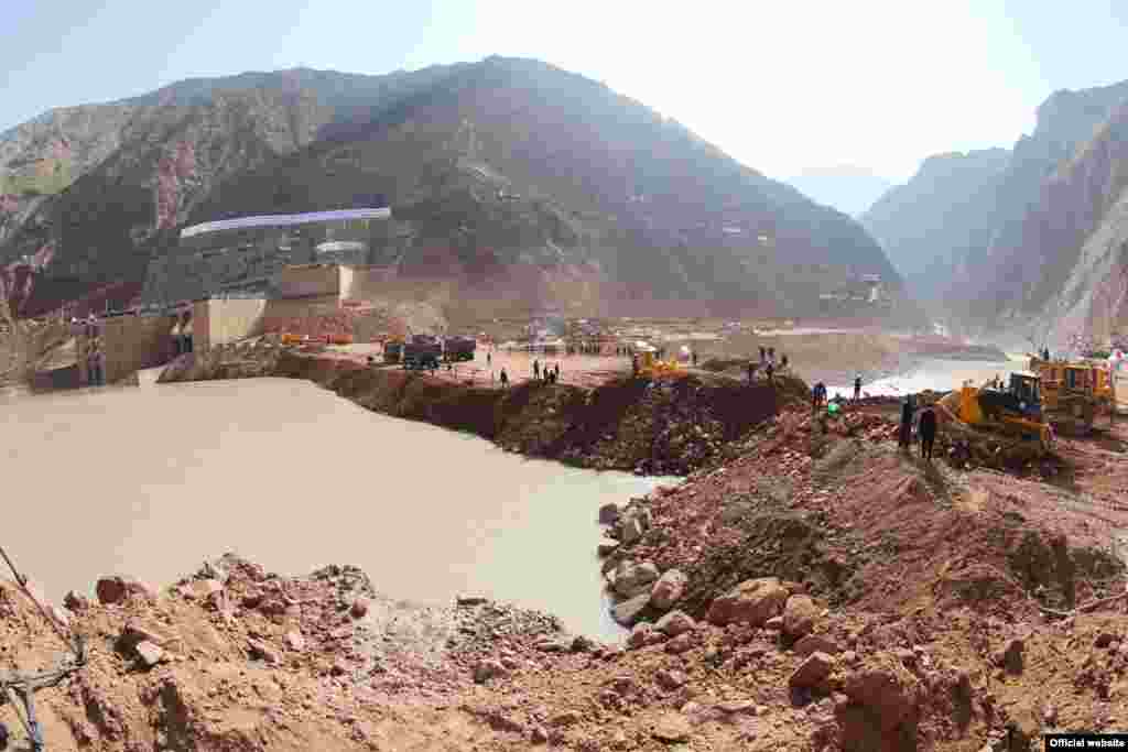 Tajikistan -- The Rogun dam under construction on the Vakhsh river in Rogun, 29Oct2016